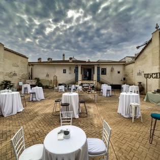 Patio preparado para un cóctel en Hacienda Doña Caridad