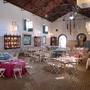 Salón interior preparado para una celebración