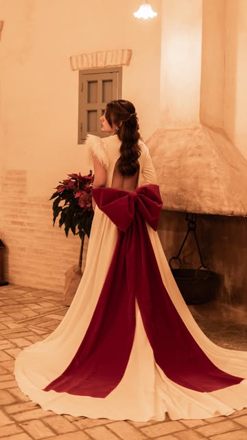 Novia con lazo color vino en el interior de la hacienda
