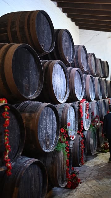 Botas históricas de vino decoradas para una boda