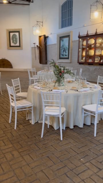 Mesa de boda preparada en el salón de la hacienda